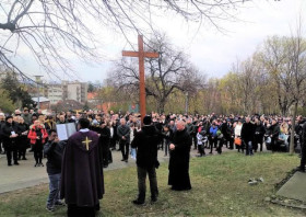 Program biskupov na Veľký piatok: Obrady utrpenia a krížové cesty