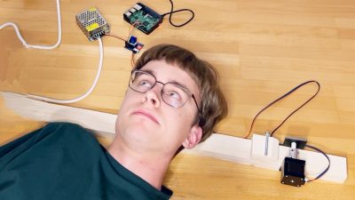 Kodet Vojtech / Ako svoj prvý hardvérový projekt som postavil robotickú gitaru