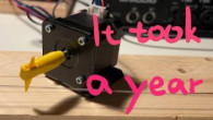 Kodet Vojtech / Ako svoj prvý hardvérový projekt som postavil robotickú gitaru