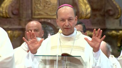 Haľko Jozef / Sv. omša – Mons. Jozef Haľko, bratislavský pomocný biskup