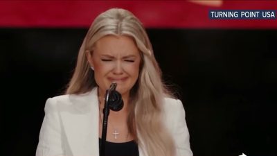 Spoločenstvo Dobrého pastiera / Erika Kirk na pohrebe svojho muža odpúšťa jeho vrahovi (so slovenskými titulkami)