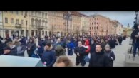 Spoločenstvo Dobrého pastiera / Poľskí muži sa na kolenách modlia za pokoj v ich krajine a vo svete