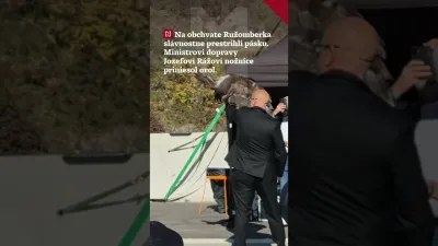 František Trstenský / Na obchvate Ružomberka slávnostne prestrihli pásku.